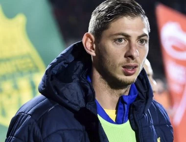 Εικόνες ντροπής στην Αγγλία: Οπαδοί ειρωνεύτηκαν τον θάνατο του Εμιλιάνο Σάλα (βίντεο)